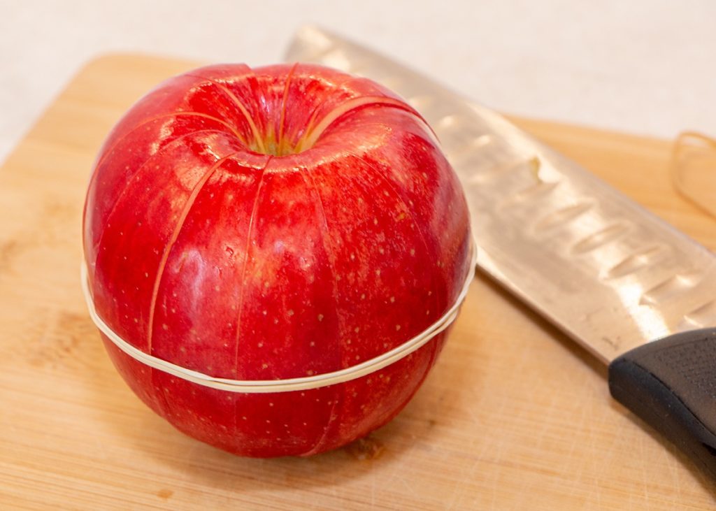 Lunchbox Hack 1; Sliced apple with a rubber band around it