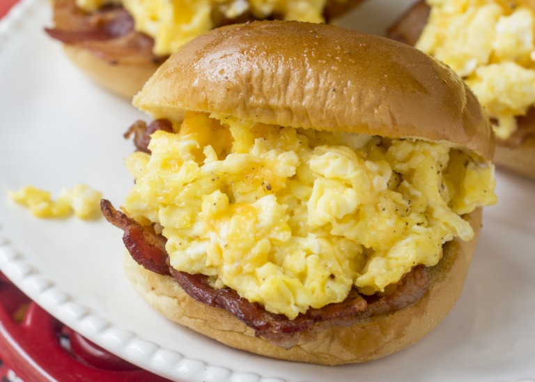 Cheesy-Scrambled-Egg-And-Bacon-Breakfast-Sandwich