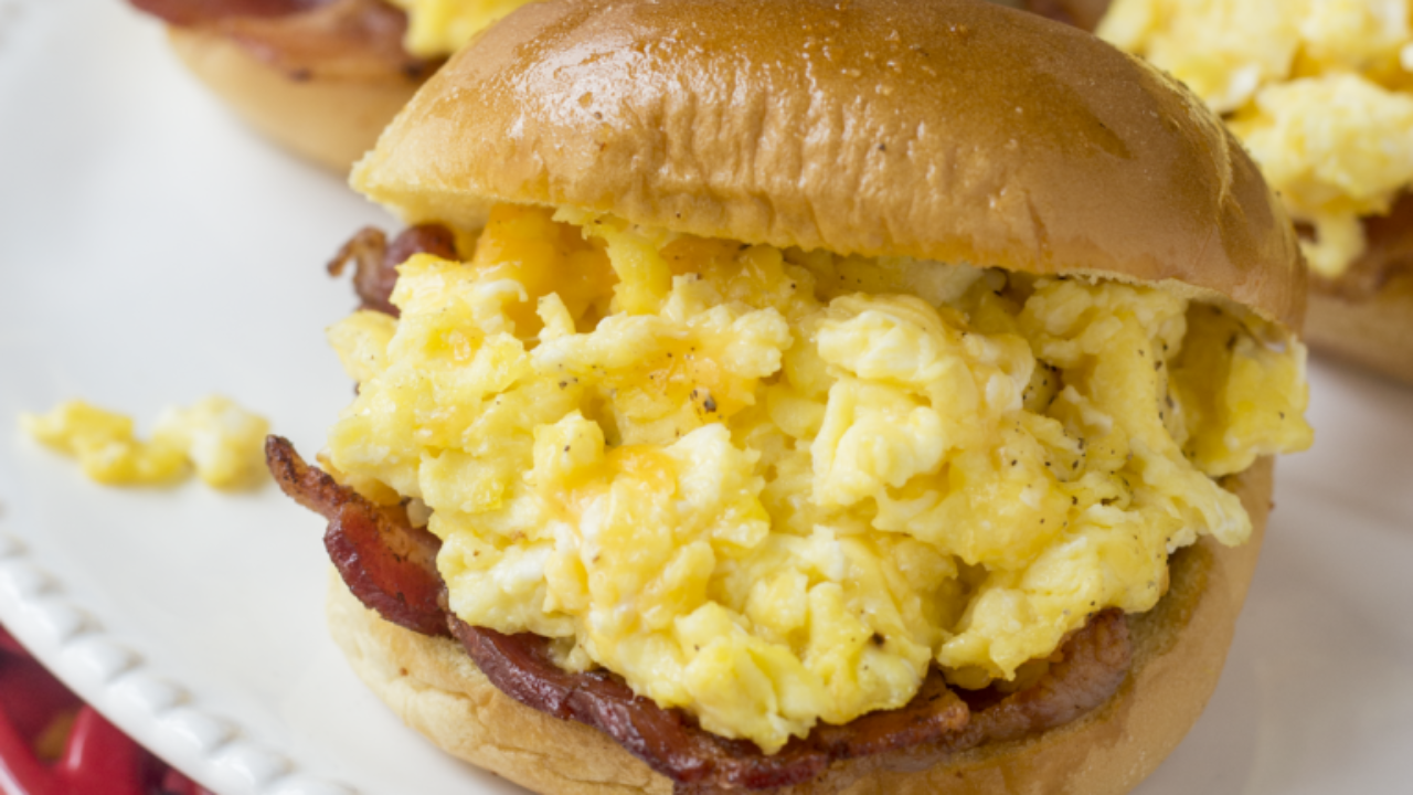 Cheesy Scrambled Eggs & Bacon Breakfast Sandwich - Martin's Famous Potato  Rolls and Bread