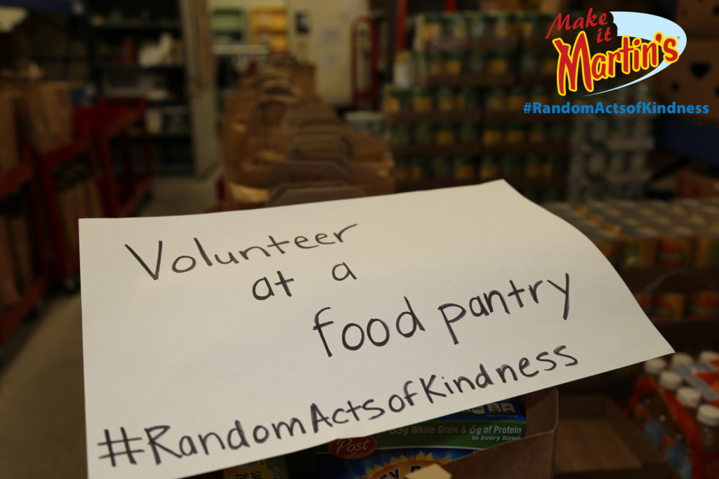 RAK_Volunteer-at-Food-Pantry