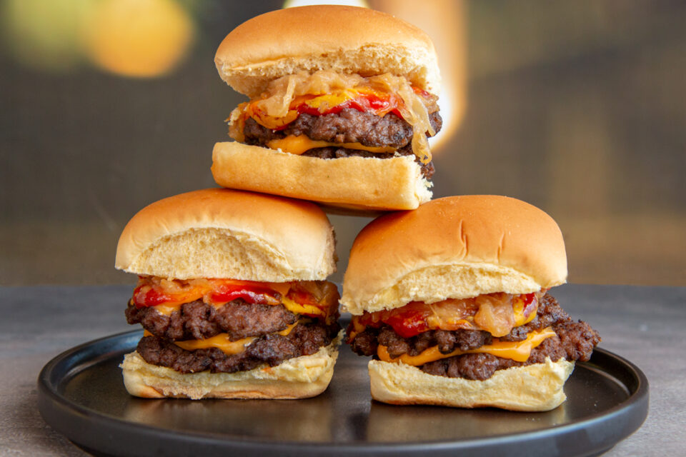 https://potatorolls.com/wp-content/uploads/Smashburger-Sliders13-960x640.jpg