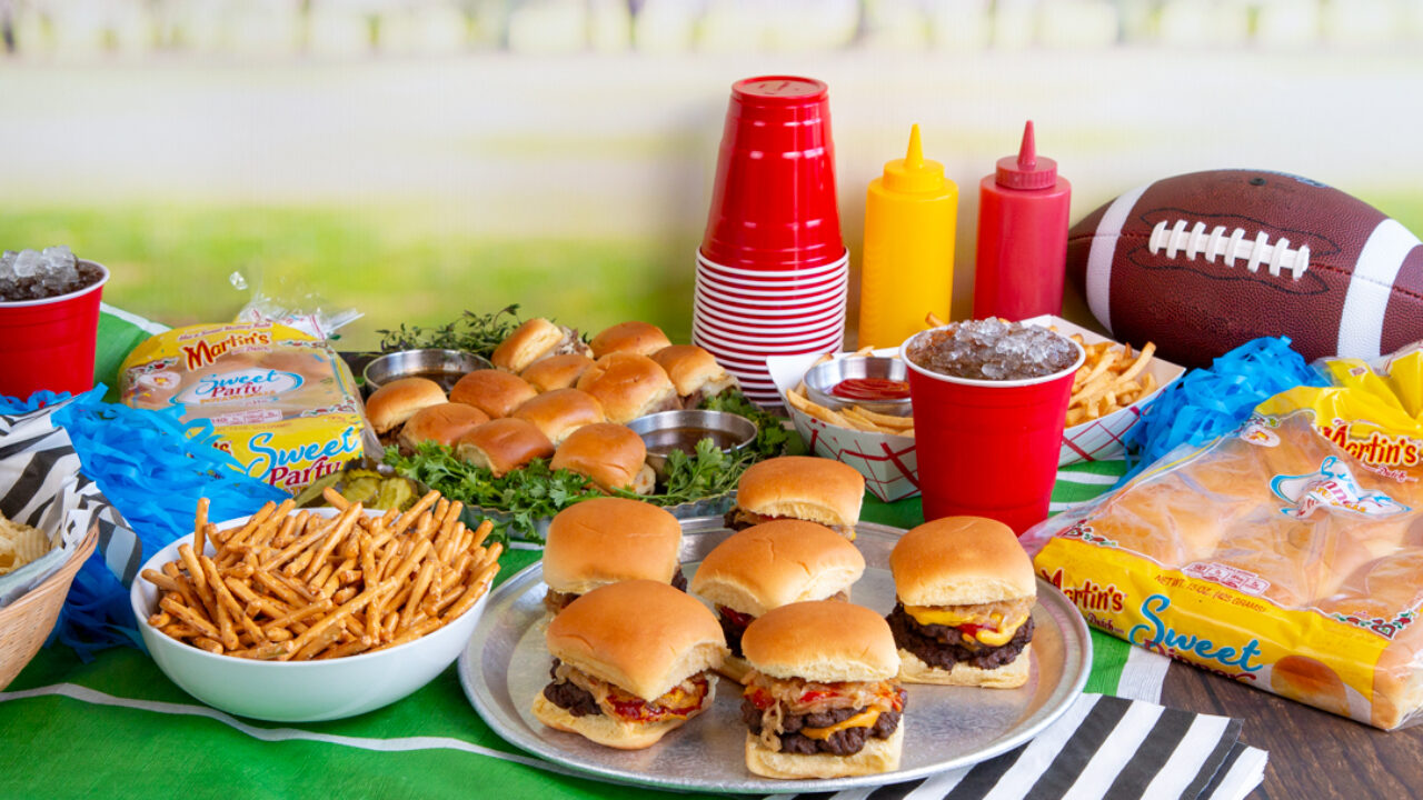 Serving HOT Food at a Tailgate Party ! Birthday Party Ideas 